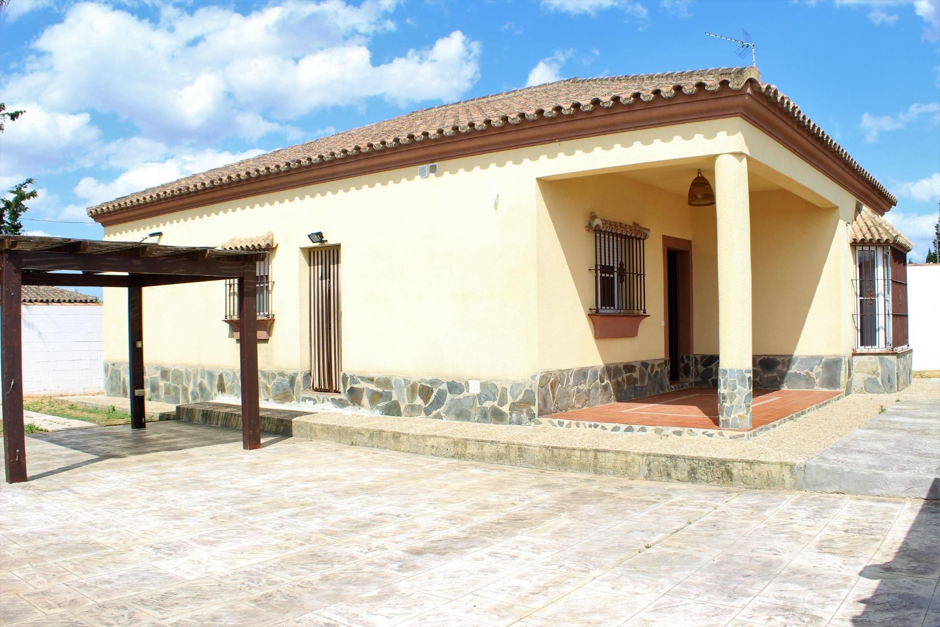 Vista exterior de Casa o xalet en venda en Chiclana de la Frontera amb Calefacció, Jardí privat i Terrassa