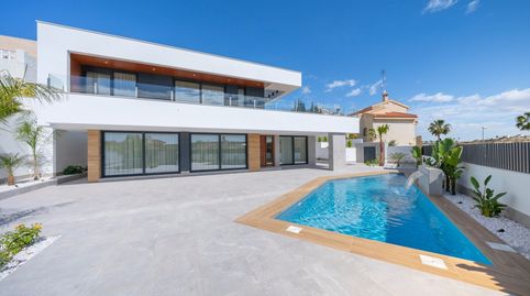 Descubra esta exclusiva villa de disentildeo contemporaacuteneo situada en una de las zonas maacutes demandadas de Ciudad Quesada,, imatge 2