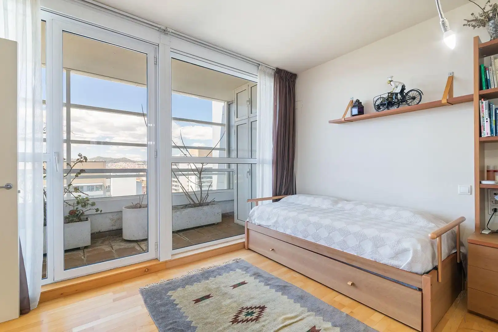 Schlafzimmer von Maisonette zum Verkauf in Barcelona mit Klimaanlage, Heizung und Privatgarten