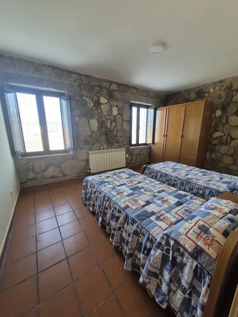 Dormitori de Casa o xalet de lloguer en Gemuño amb Calefacció, Jardí privat i Terrassa