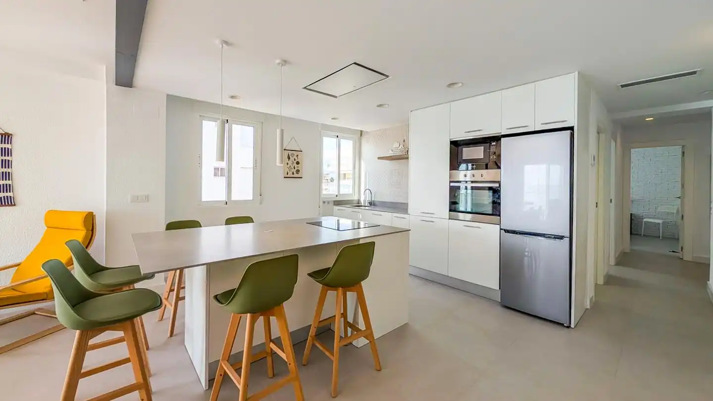 Küche von Wohnung zum Verkauf in Santa Pola mit Klimaanlage und Terrasse