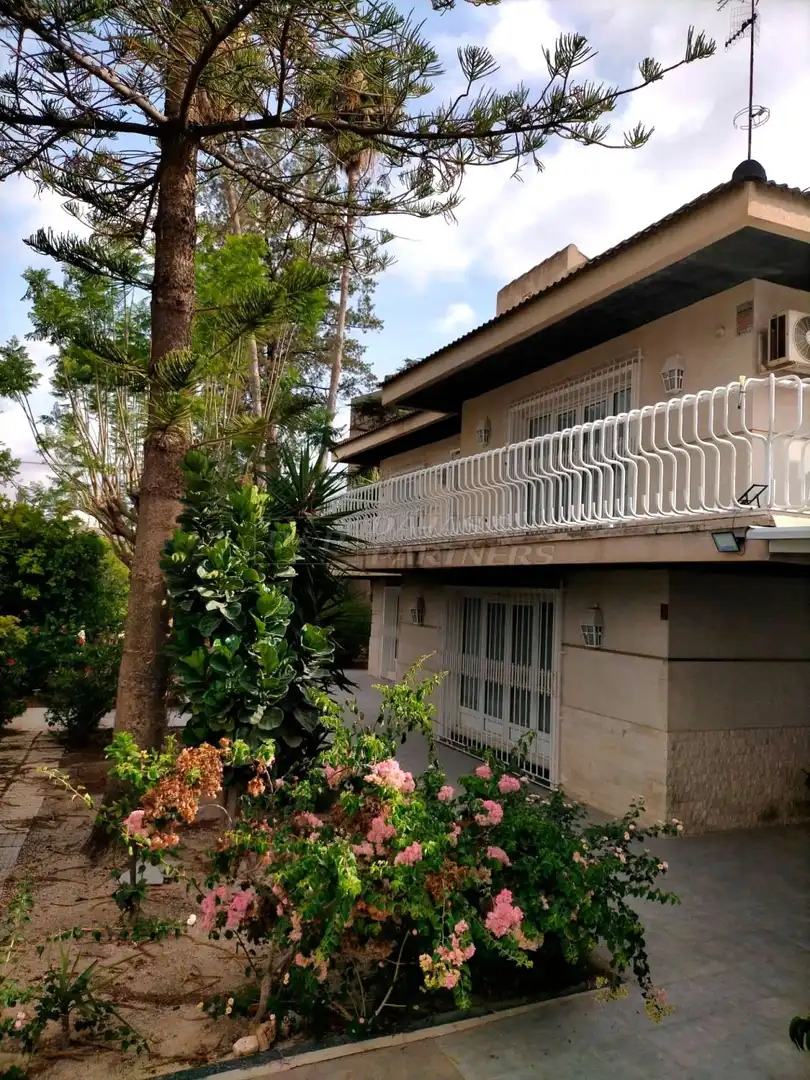 Vista exterior de Casa o xalet en venda en Orihuela amb Jardí privat, Terrassa i Traster