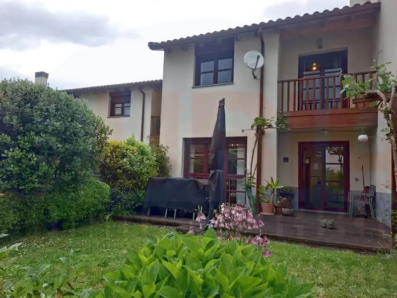 Vista exterior de Casa o chalet en venta en Sariego con Calefacción, Terraza y Trastero