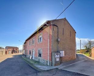 Vista exterior de Casa o xalet en venda en Villamandos amb Jardí privat