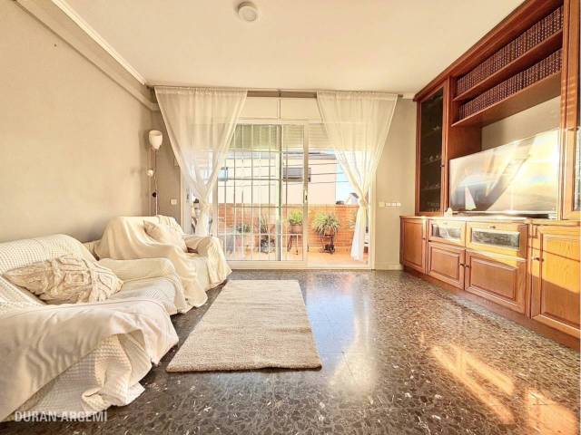 Casa-chalet en Venta en Calle Travessera en Centre