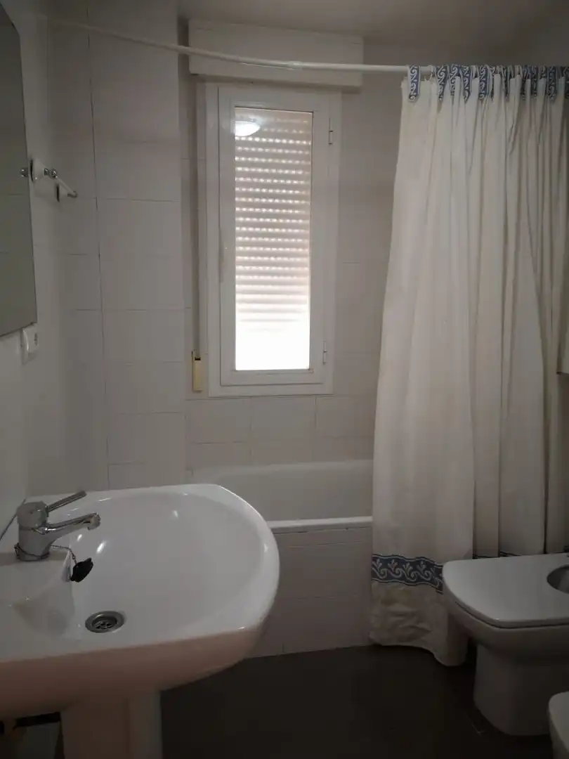 Badezimmer von Wohnungen zur Miete in Jaén mit Klimaanlage, Heizung und Abstellraum