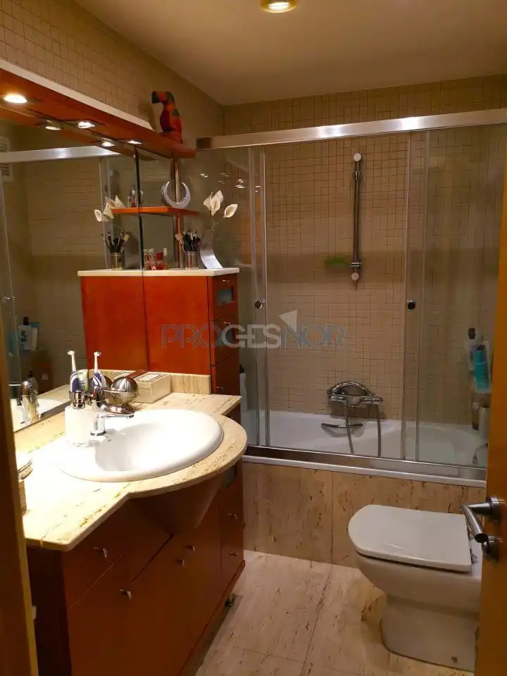 Baño de Piso en venta en León Capital  con Calefacción, Trastero y Balcón