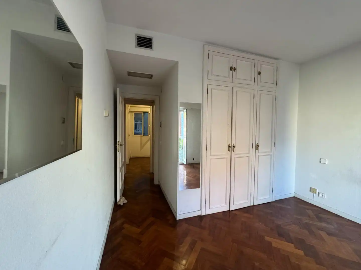 Flat for sale in Madrid  with Air Conditioner, Private garden and Parquet flooring
