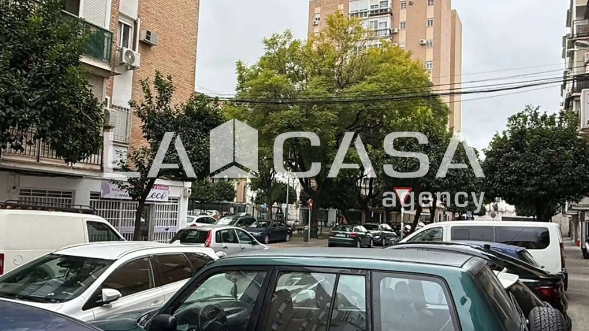 Vista exterior de Local en venta en  Sevilla Capital