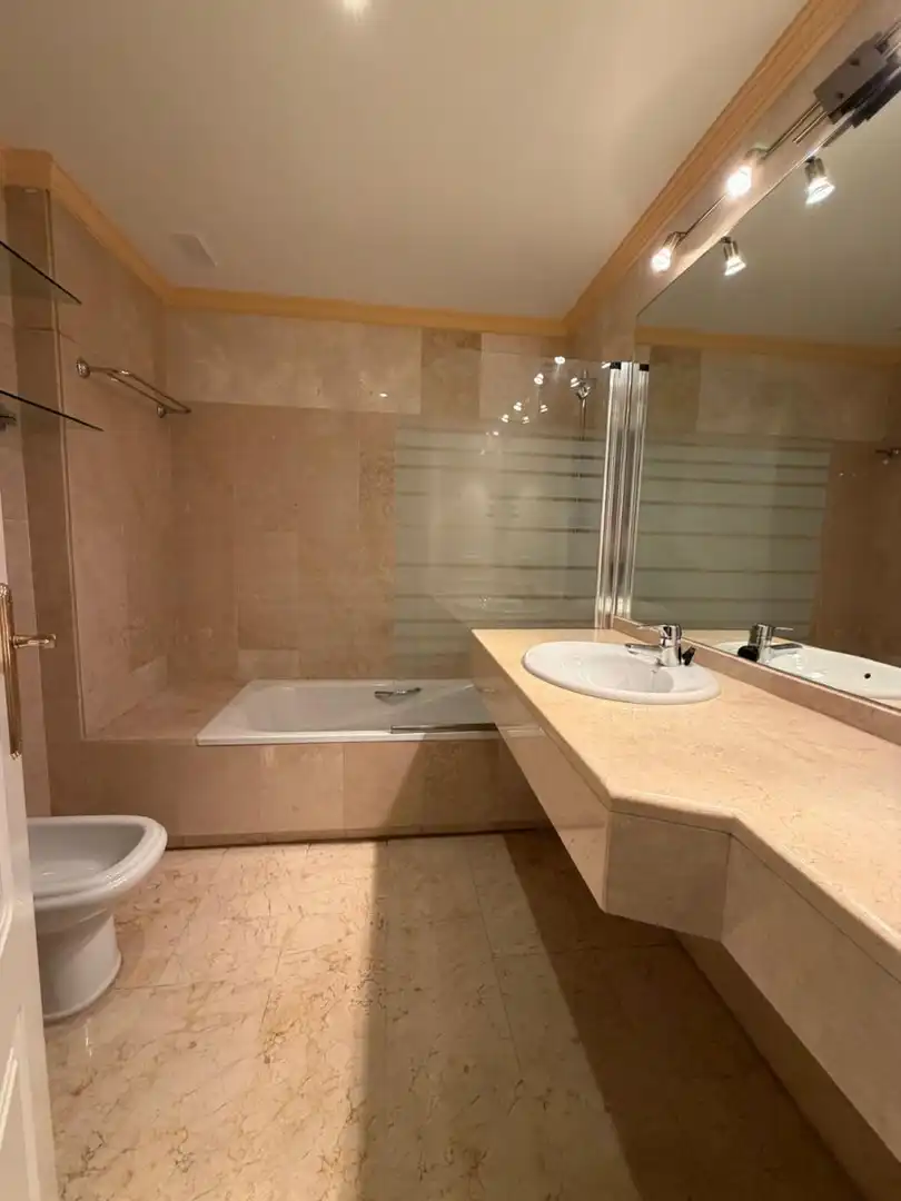 Baño de Apartamento de alquiler en Marbella con Aire acondicionado, Calefacción y Jardín privado