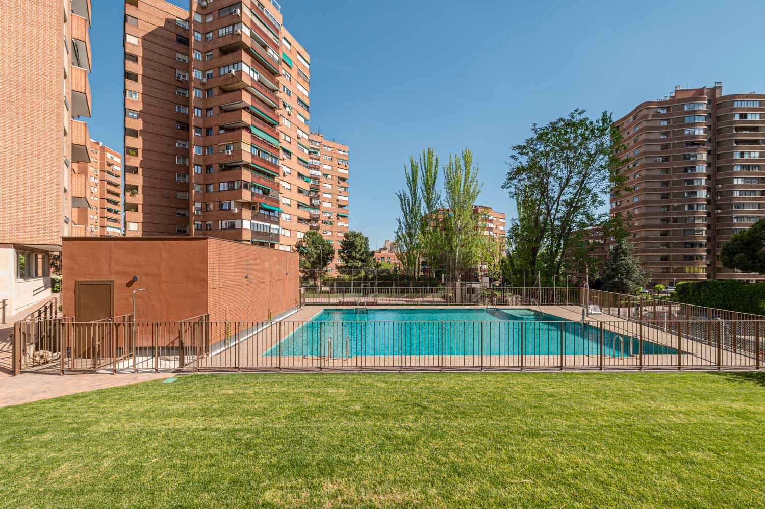 Swimming pool of Flat for sale in  Madrid Capital  with Air Conditioner, Parquet flooring and Terrace