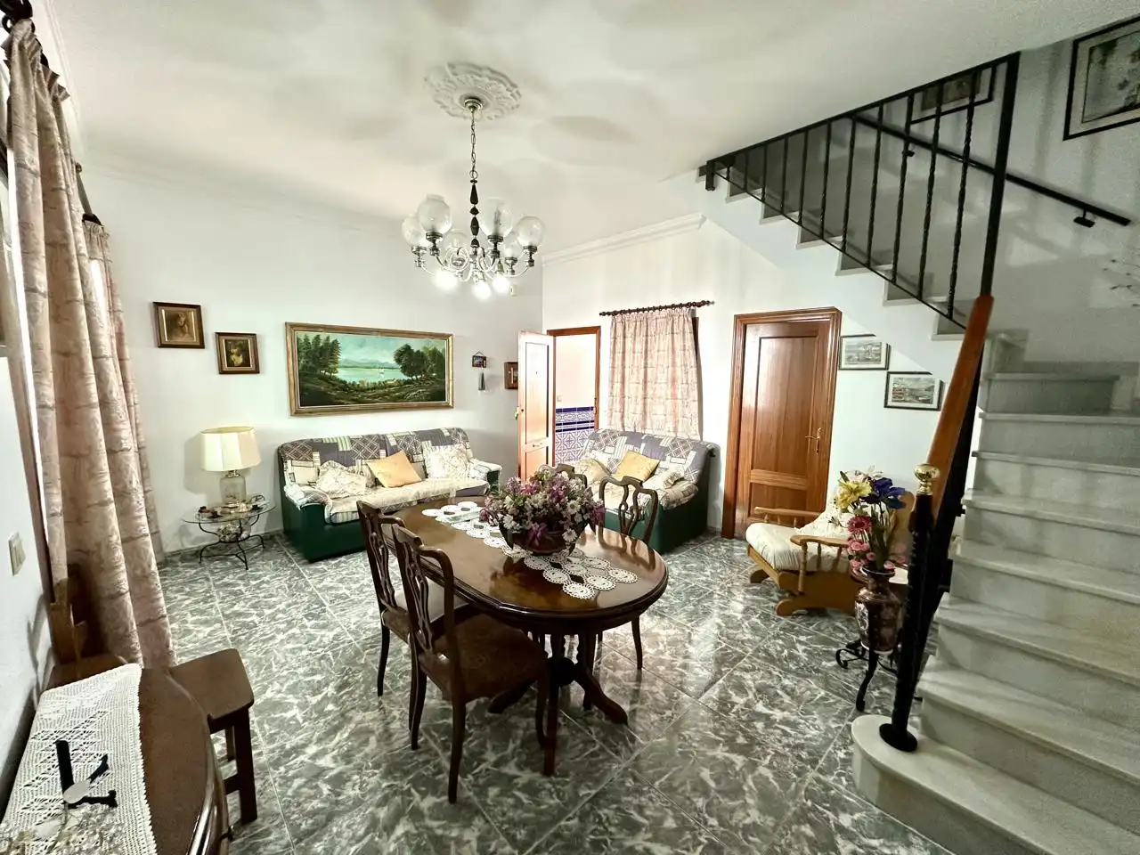 Sala d'estar de Casa adosada en venda en Sierra de Yeguas amb Aire condicionat, Jardí privat i Terrassa