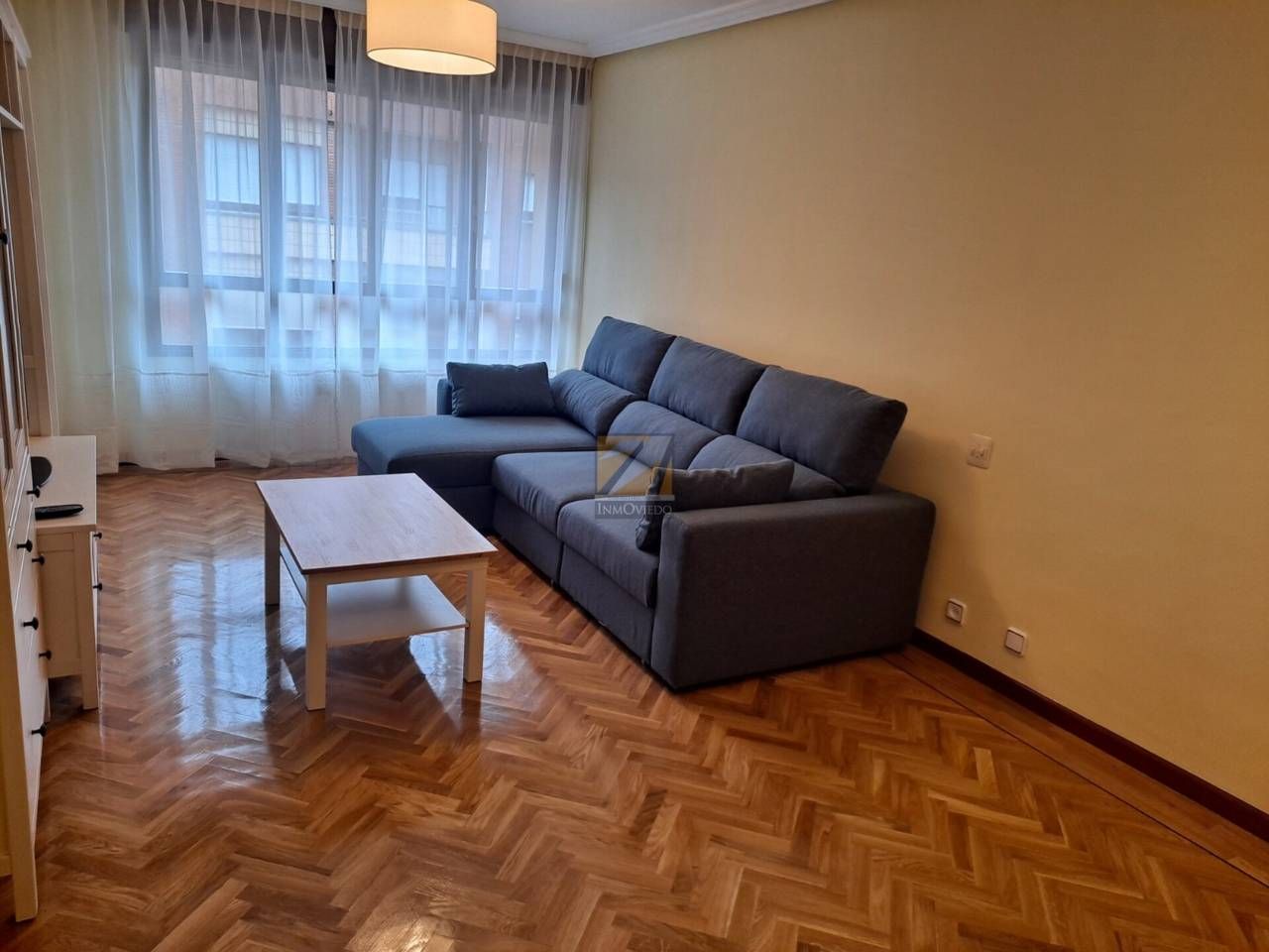 Sala d'estar de Pis de lloguer en Oviedo  amb Calefacció i Parquet