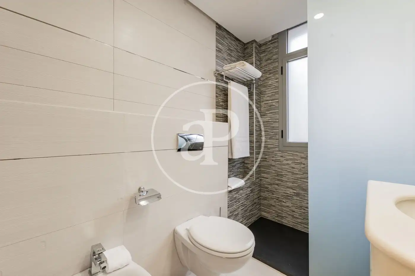 Bathroom of Flat for rent in Madrid  with Air Conditioner, Heating and Terrace