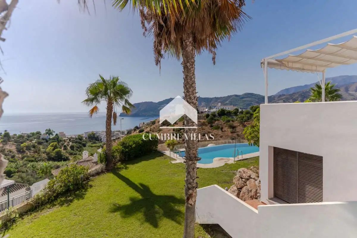 Vista exterior de Casa adosada en venta en Almuñécar con Terraza, Trastero y Internet