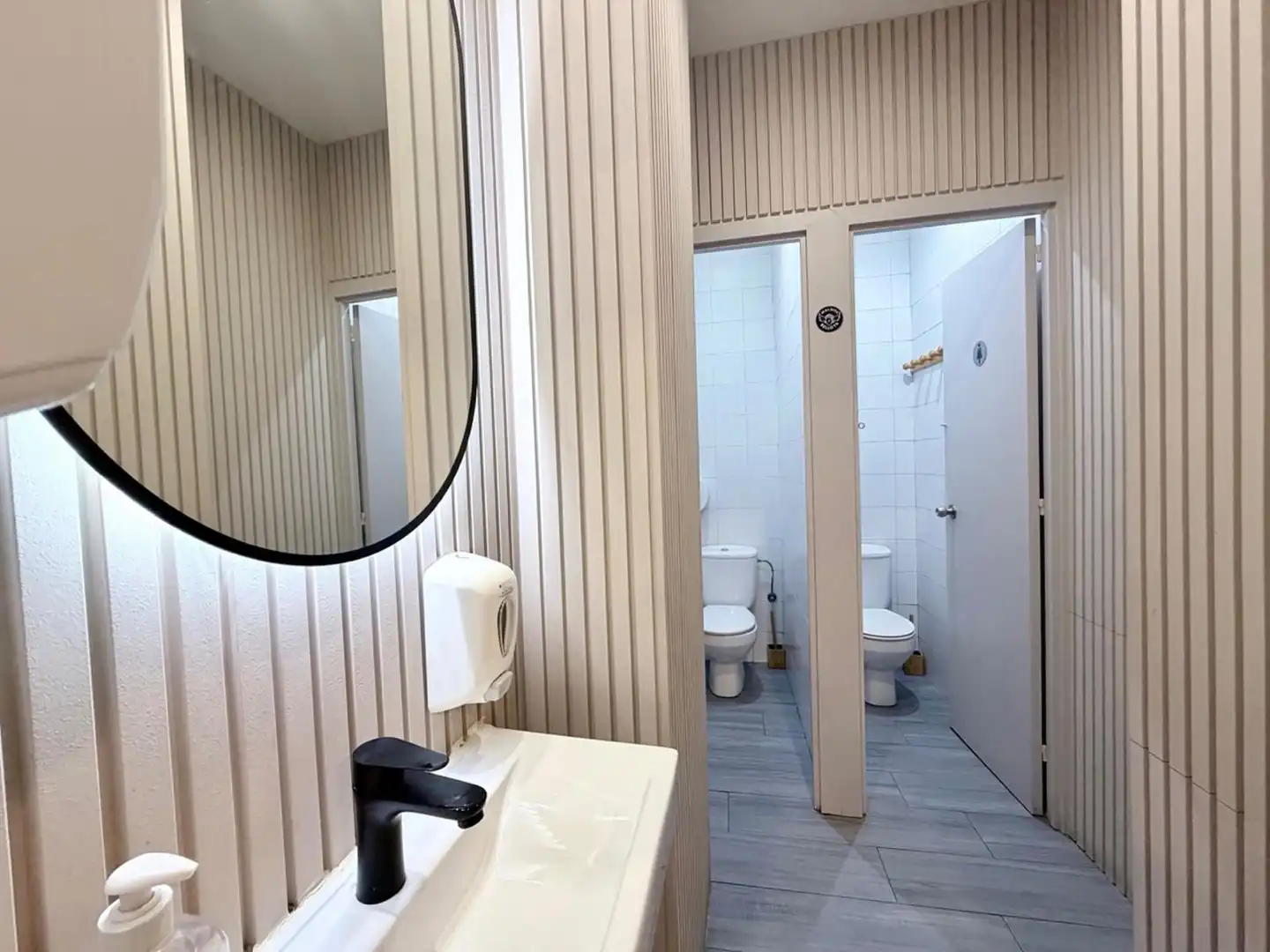 Baño de Local en traspaso en Barcelona con Aire acondicionado, Amueblado y Internet