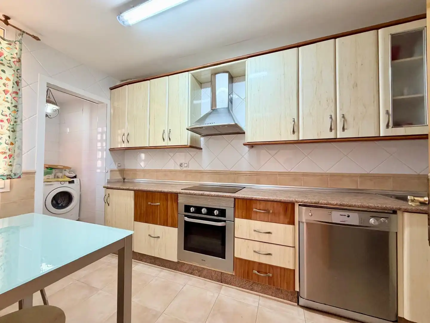 Küche von Wohnung zum Verkauf in Roquetas de Mar mit Klimaanlage, Terrasse und Möbliert
