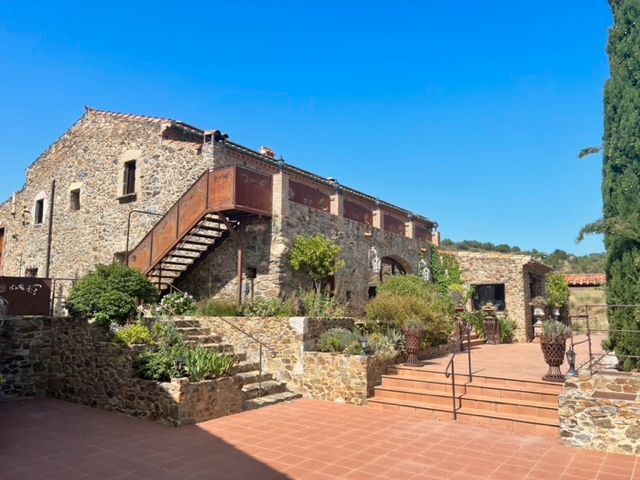 Vista exterior de Finca rústica en venda en Peralada amb Aire condicionat, Calefacció i Jardí privat