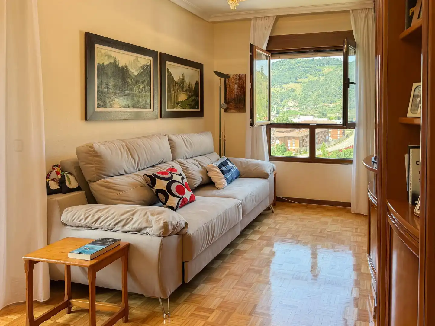 Sala de estar de Piso en venta en Mieres (Asturias) con Calefacción, Parquet y Amueblado