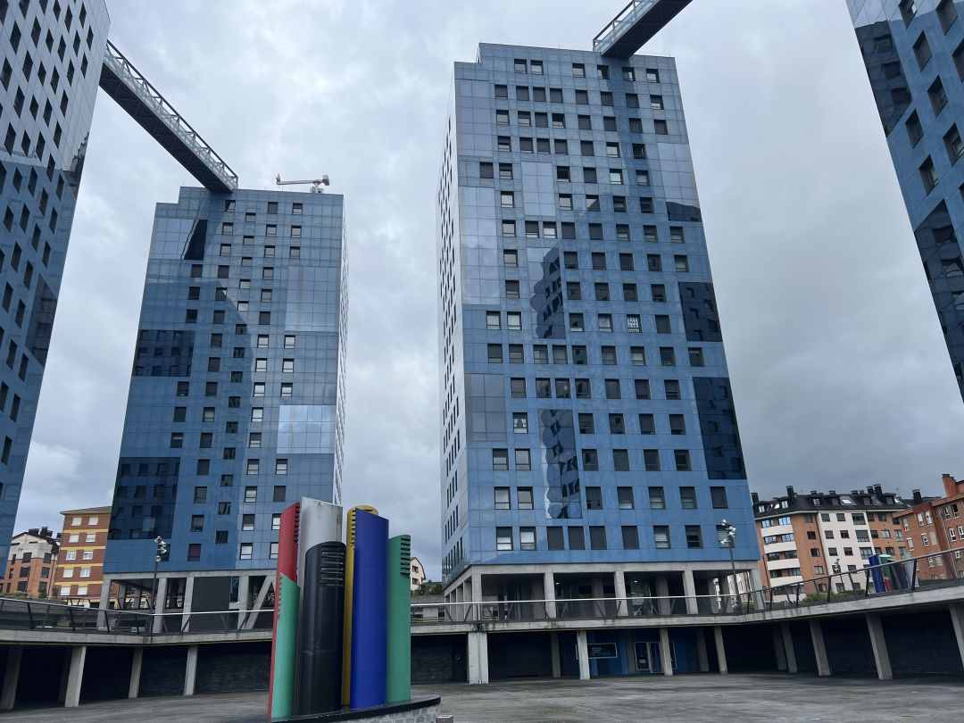 Vista exterior de Pis en venda en Oviedo  amb Calefacció