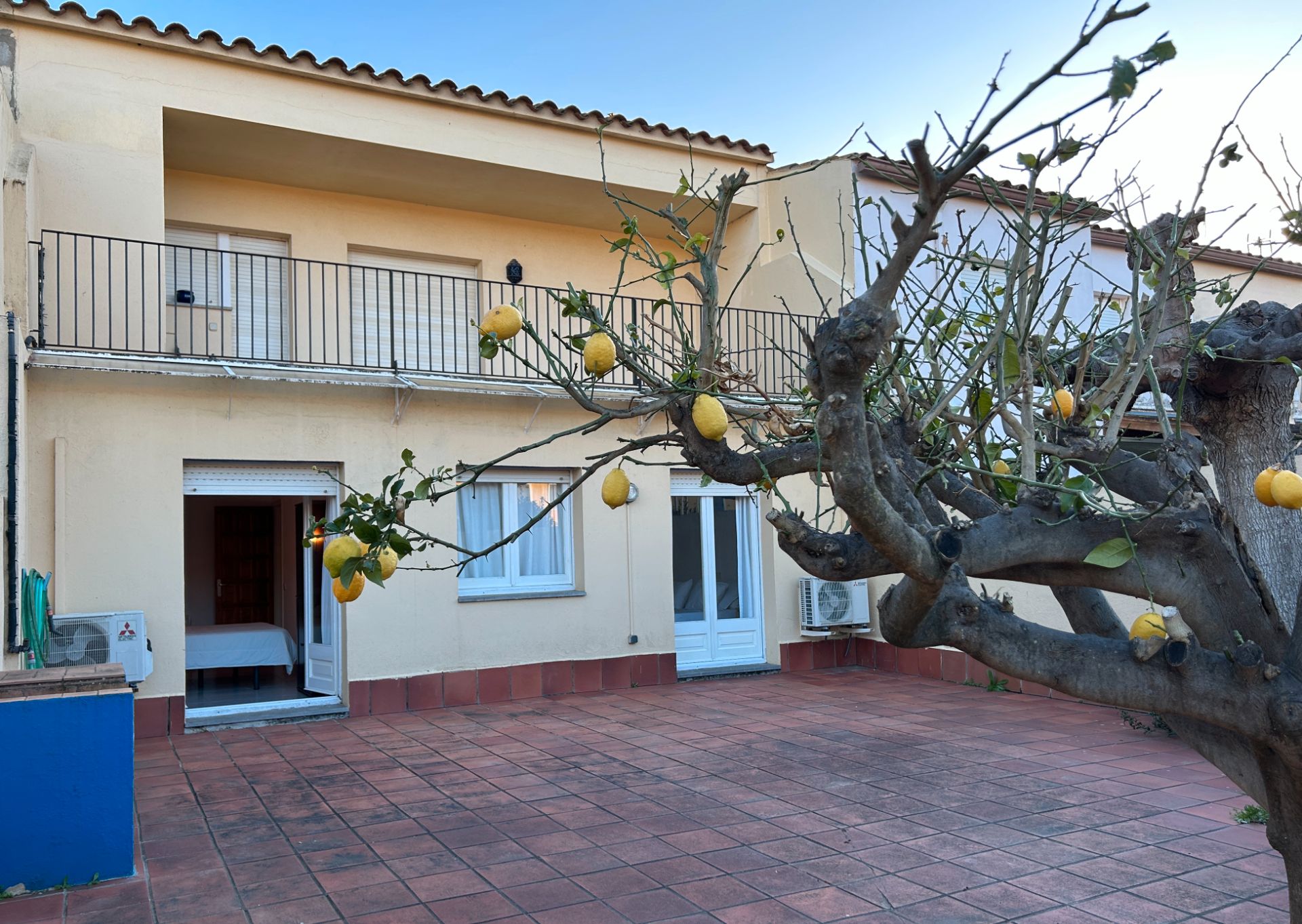 Vista exterior de Casa adosada en venda en Sant Pere Pescador amb Aire condicionat, Calefacció i Jardí privat