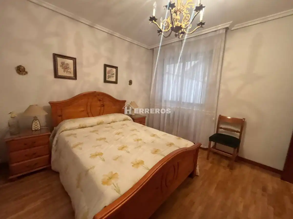 Habitación de Piso en venta en  Logroño con Calefacción, Parquet y Terraza
