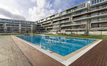 Vista exterior de Pis en venda en Alcalá de Henares amb Aire condicionat, Terrassa i Piscina