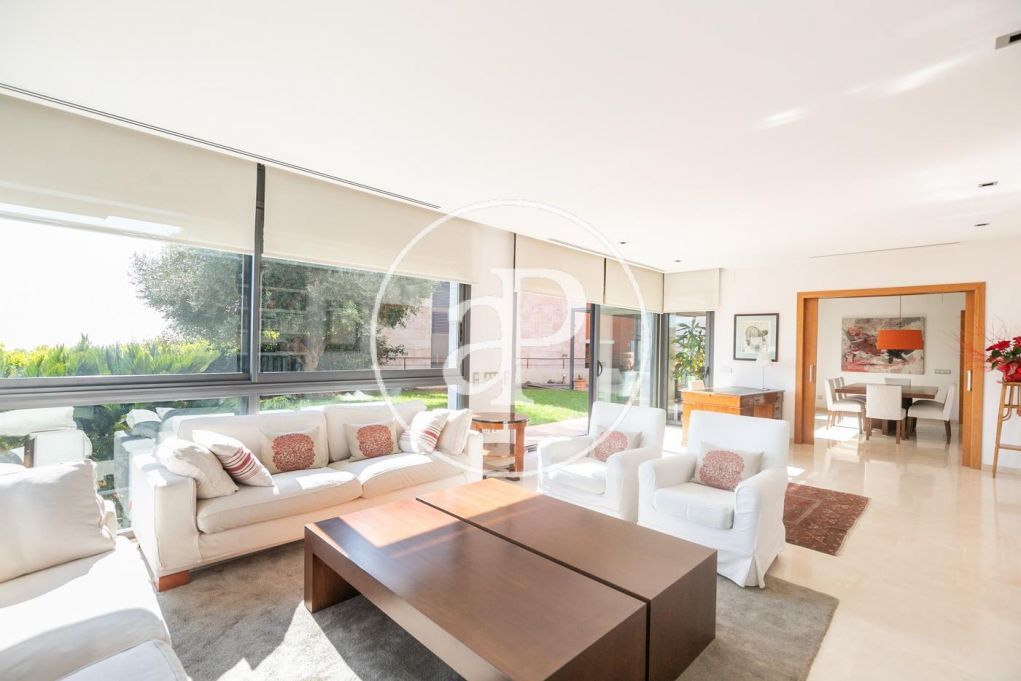 Sala d'estar de Casa o xalet en venda en Esplugues de Llobregat amb Aire condicionat, Calefacció i Jardí privat