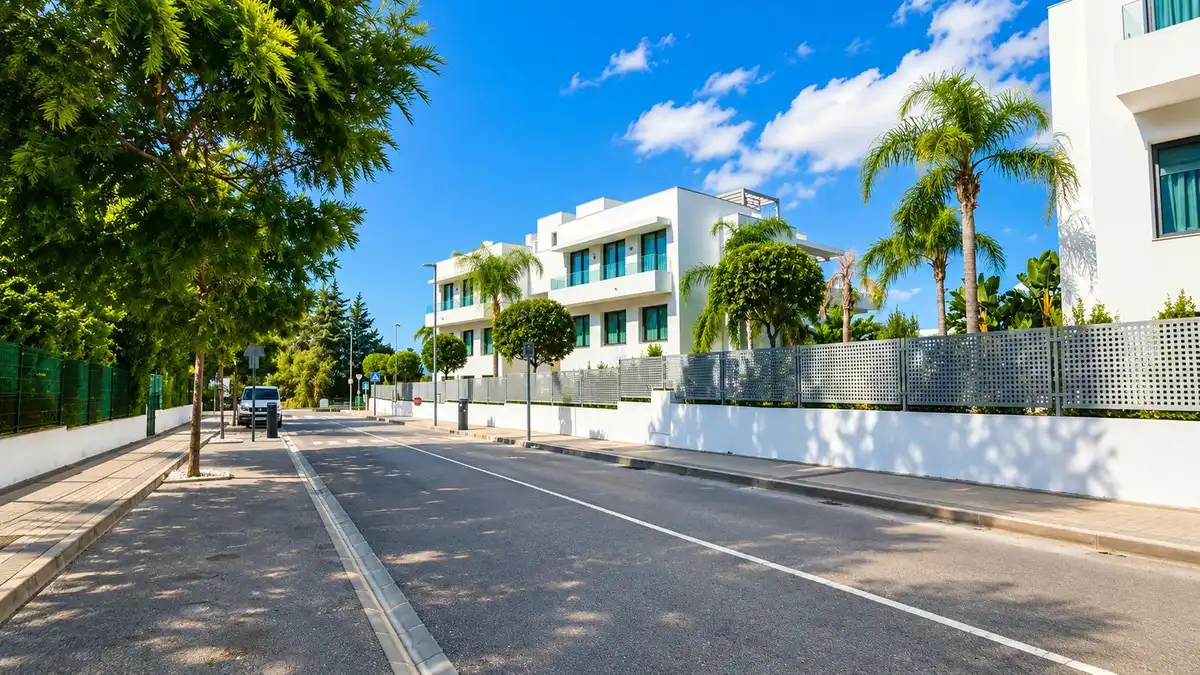 Außenansicht von Wohnungen zum Verkauf in Estepona mit Klimaanlage, Terrasse und Abstellraum
