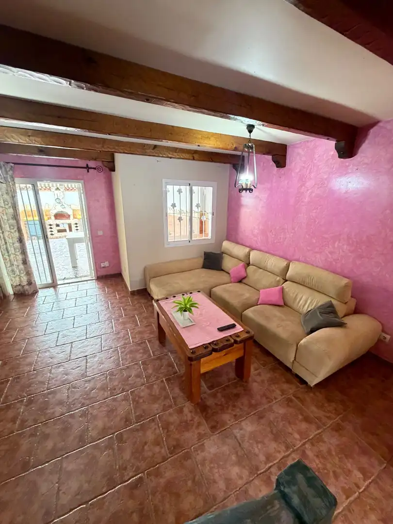 Sala d'estar de Casa adosada en venda en Algeciras amb Aire condicionat i Traster