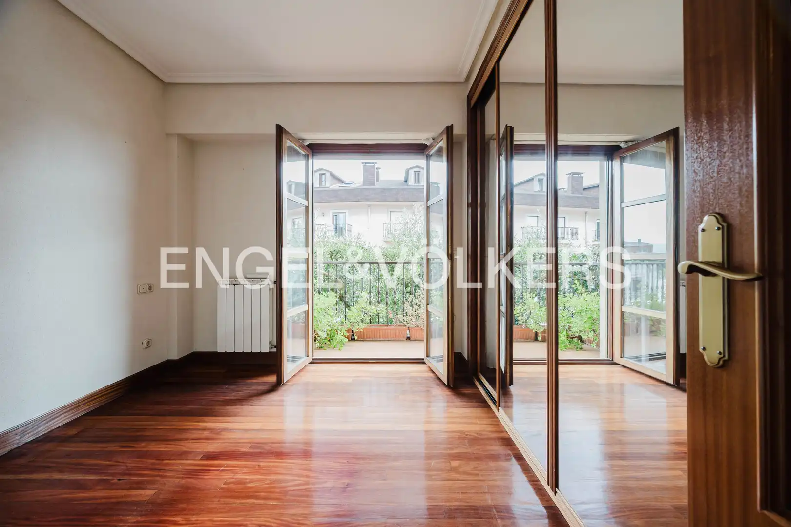 Sala d'estar de Casa adosada en venda en Donostia - San Sebastián  amb Calefacció, Jardí privat i Balcó