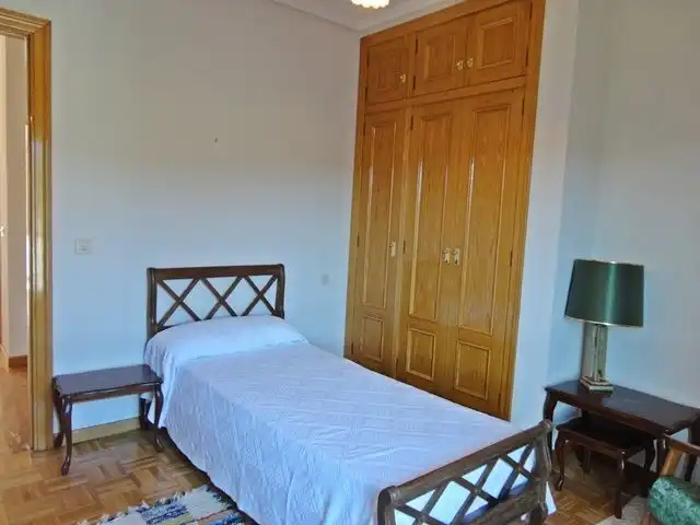 Habitación de Casa adosada en venta en Hontoria del Pinar con Calefacción, Terraza y Trastero