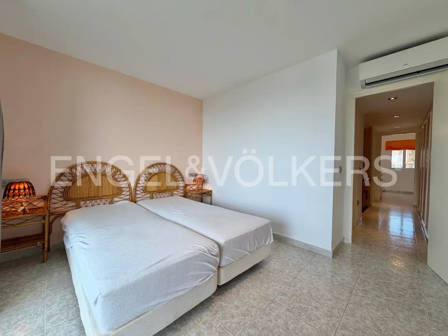 Schlafzimmer von Dachboden zum Verkauf in Salou mit Klimaanlage, Heizung und Terrasse
