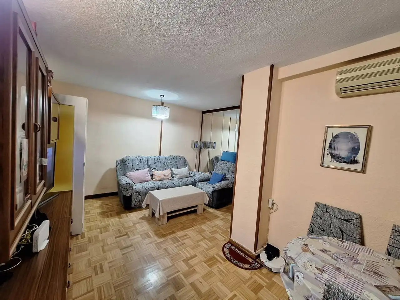 Living room of Flat for sale in Fuenlabrada  with Air Conditioner, Heating and Parquet flooring