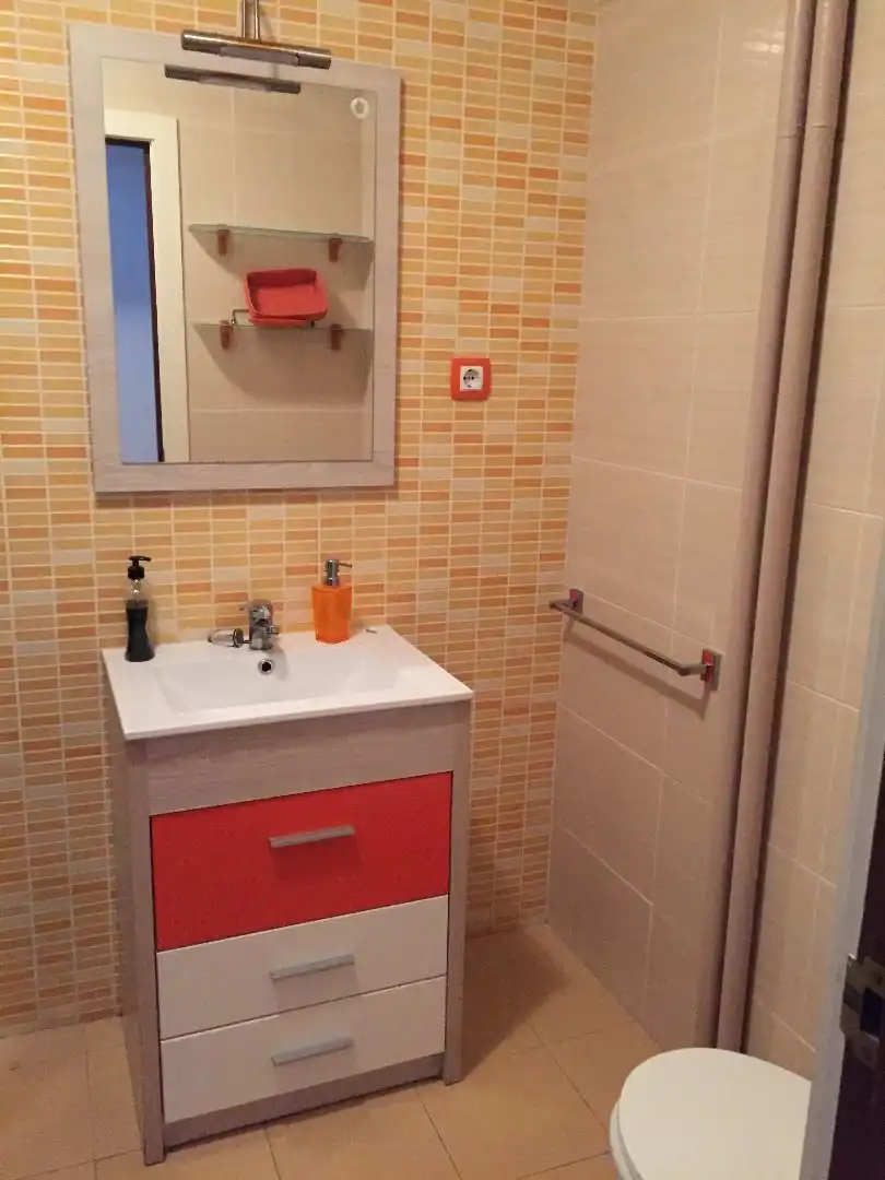 Baño de Piso de alquiler en Santiago de Compostela  con Calefacción, Parquet y Amueblado
