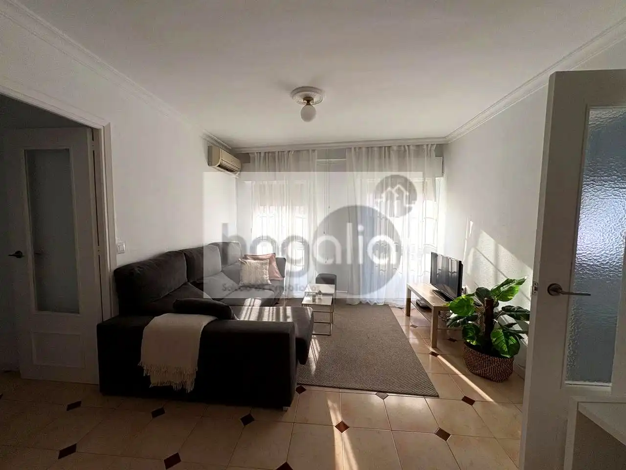 Living room of Flat for rent in Sevilla  with Air Conditioner, Furnished and Balcony