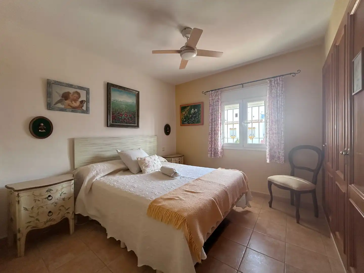 Habitación de Casa adosada en venta en Casares con Terraza, Amueblado y Alarma