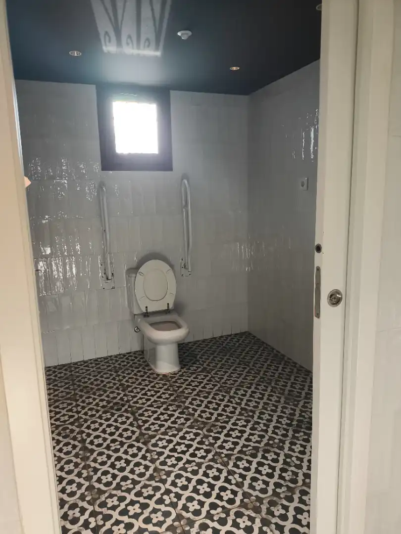 Badezimmer von Geschaftsraum zum Verkauf in Ames