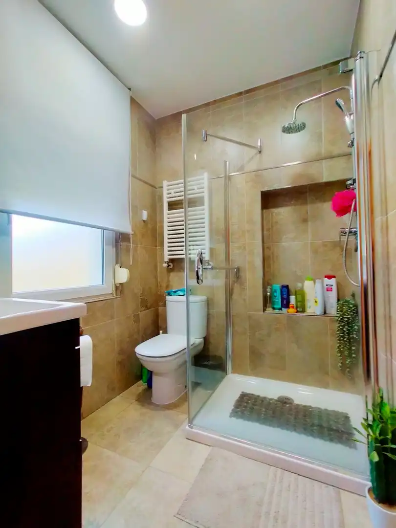 Badezimmer von Dachboden zum Verkauf in Pravia mit Heizung, Terrasse und Möbliert