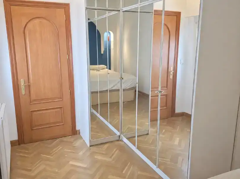 Schlafzimmer von Wohnung zur Miete in  Madrid Capital mit Klimaanlage und Balkon