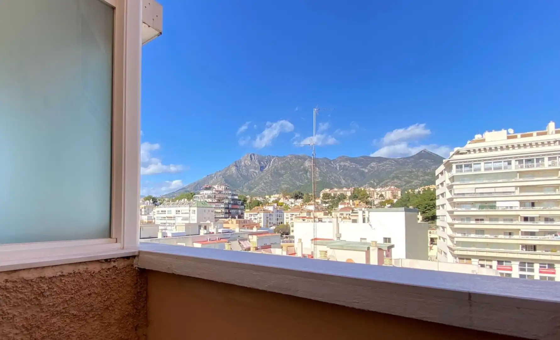 Vista exterior de Àtic en venda en Marbella amb Aire condicionat, Terrassa i Forn