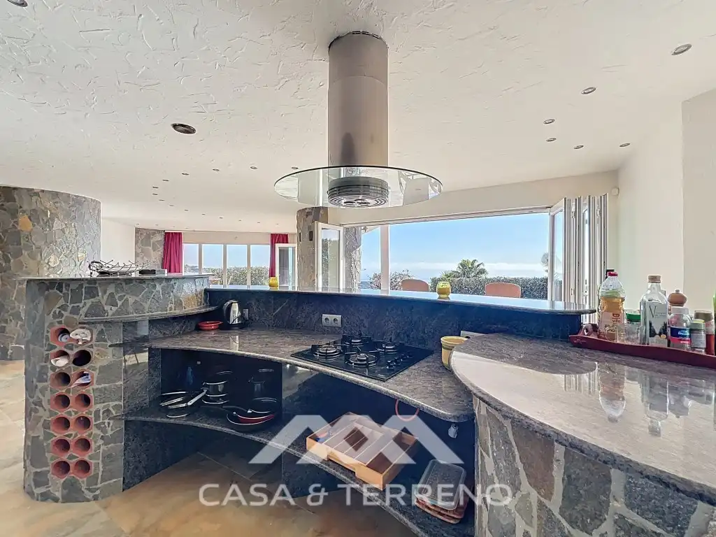 Cuina de Casa o xalet en venda en Algarrobo amb Jardí privat, Terrassa i Piscina