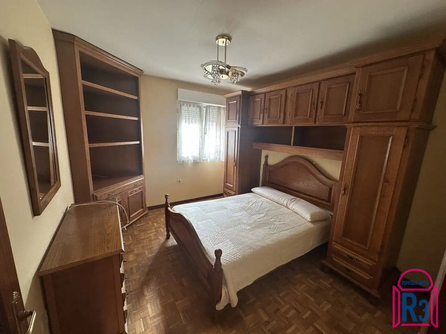 Dormitori de Apartament en venda en León Capital  amb Calefacció, Terrassa i Moblat