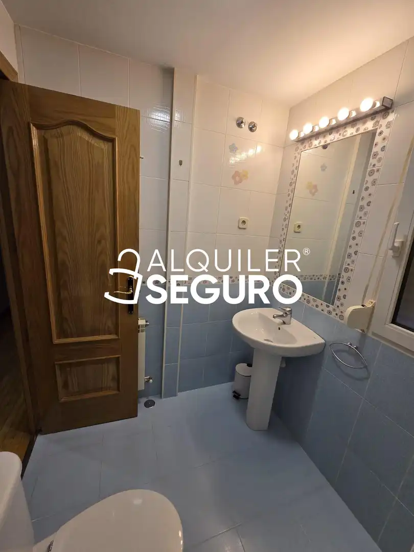 Bathroom of Flat for rent in Alcalá de Henares  with Air Conditioner, Heating and Terrace
