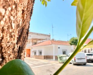 Vista exterior de Casa o xalet en venda en San Pedro del Pinatar amb Aire condicionat, Jardí privat i Terrassa