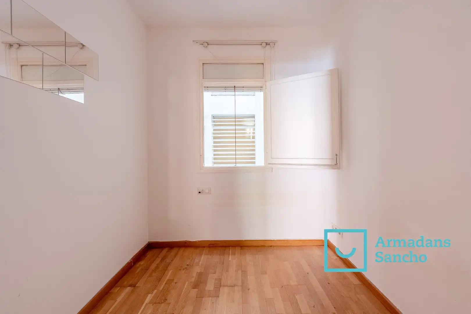 Bedroom of Flat for sale in Barcelona  with Parquet flooring and Balcony