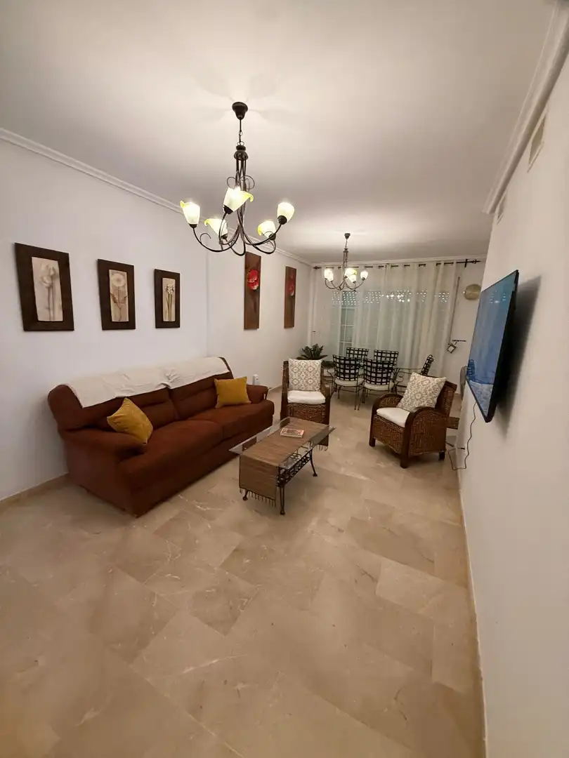 Sala d'estar de Planta baixa de lloguer en Casares amb Aire condicionat, Terrassa i Piscina