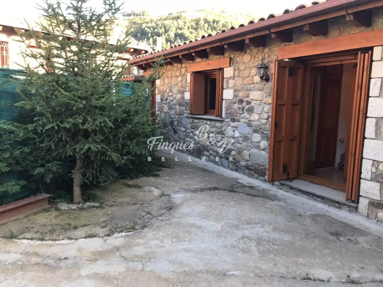 Vista exterior de Casa o xalet de lloguer en Montellà i Martinet amb Calefacció, Terrassa i Moblat