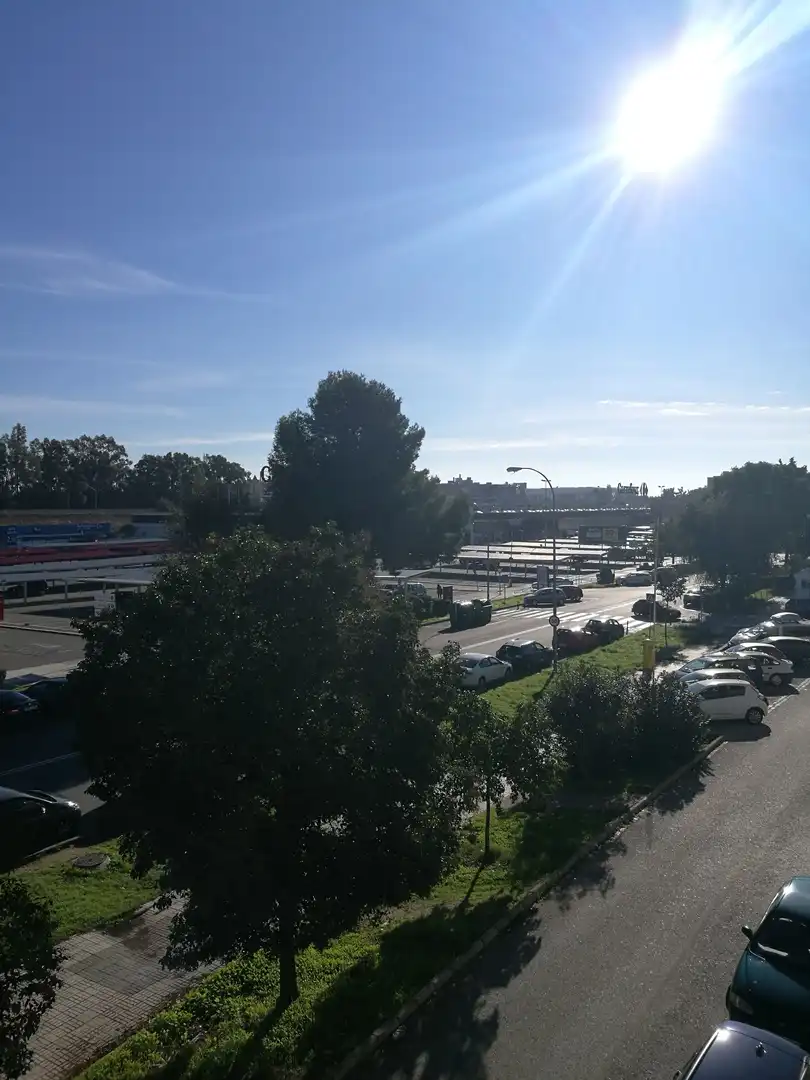Vista exterior de Oficina de lloguer en Sevilla amb Aire condicionat