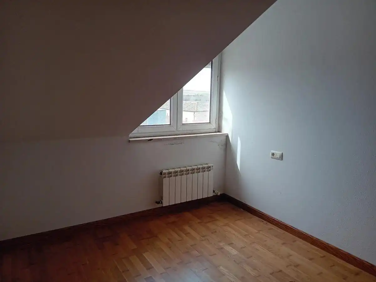 Habitación de Ático en venta en Hontanares de Eresma con Calefacción y Trastero